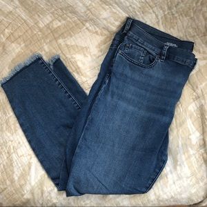 Frayed Bottom Capri Jeans
